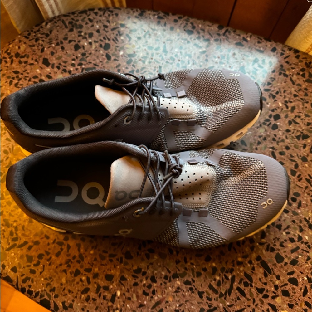 Women’s On Cloud Sneakers size 9. Dusty purple.